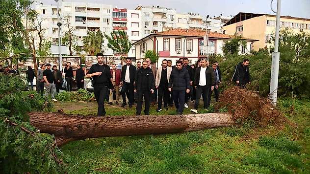 Fırtına sonrası vali, kaymakam ve belediye başkanı bölgede incelemede bulundu