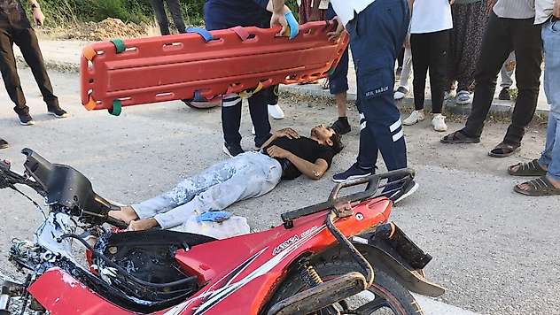 Forklifte çarpan motosiklet sürücüsü yaralandı