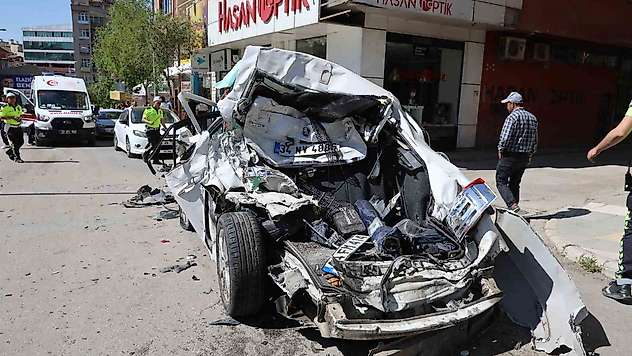Freni patlayan kamyon caddeyi savaş alanına çevirdi: 10 araç zarar gördü, 5 yaralı