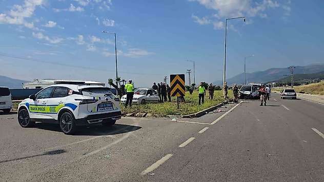 Gaziantep'te 2 otomobil kavşakta çarpıştı: 1 yaralı