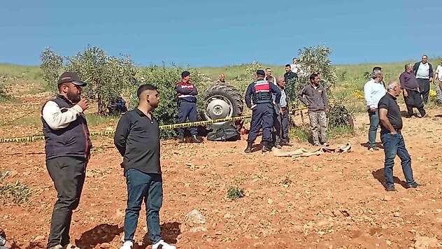 Gaziantep'te devrilen traktörün sürücüsü hayatını kaybetti