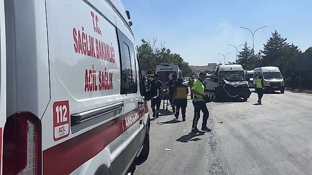Gaziantep'te işçi servisi tıra arkadan çarptı: 11 yaralı