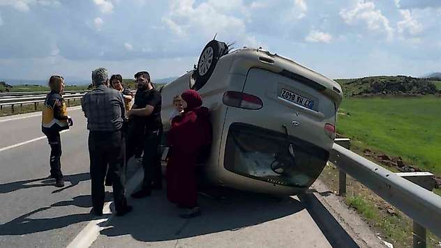Gaziantep'te lastiği patlayan minibüs takla attı