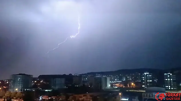 Gaziantep'te sağanak ve dolu etkili oldu, şimşekler geceyi aydınlattı