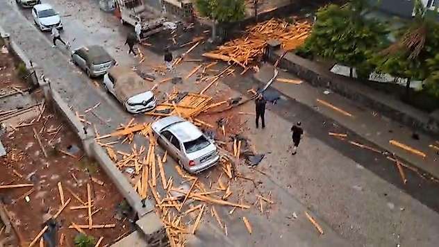 Gaziantep'te şiddetli yağış bir evin çatısını yıktı, vatandaş yaşadıklarını canlı yayında ağlayarak anlattı