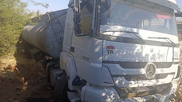 Gelin konvoyuna çarpmamak için manevra yapan tanker yoldan çıktı