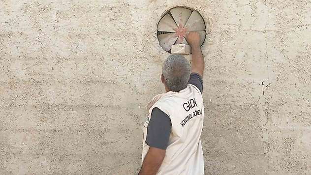Gıda denetimine giden ekipler havalandırma deliğinden seslendi