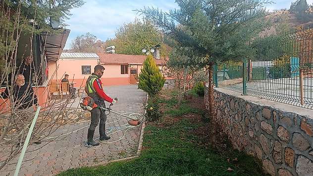 Gölbaşı Belediyesinden park ve refüjlerde bakım onarım çalışması