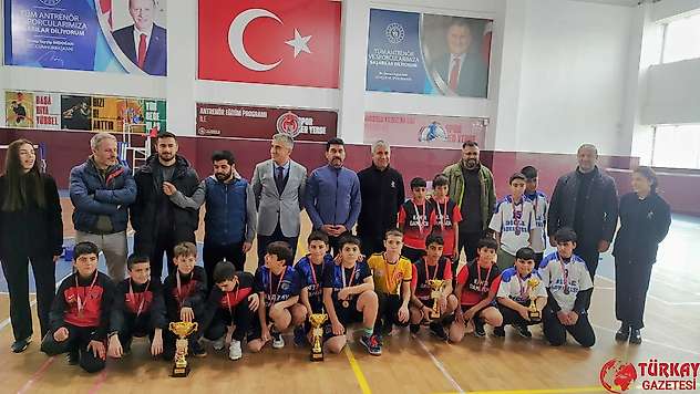 Gölbaşı Cumhuriyet ortaokulu Badmintonda il ikincisi oldu