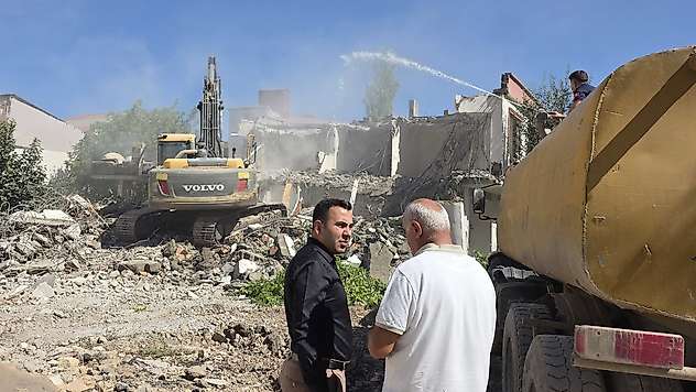 Gölbaşı ilçesinde orta hasarlı binaların yıkımına başlandı