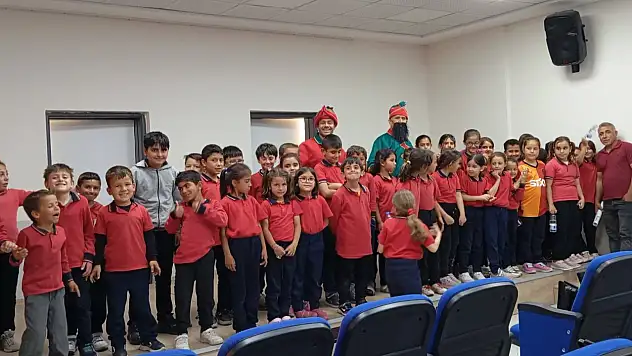 Gölbaşı Kaymakamlığı tiyatro ekibi öğrencilerle buluştu