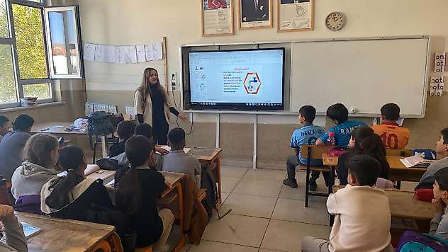 Gölbaşı'nda öğrencilere beslenme, hijyen ve ergenlik konularında eğitim verildi