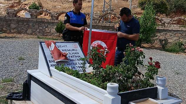 Gölbaşı'nda Şehitlikteki Bayraklar yenilendi