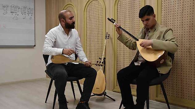 Görme engelli Umut, Aşık Veysel'in yolundan gidiyor