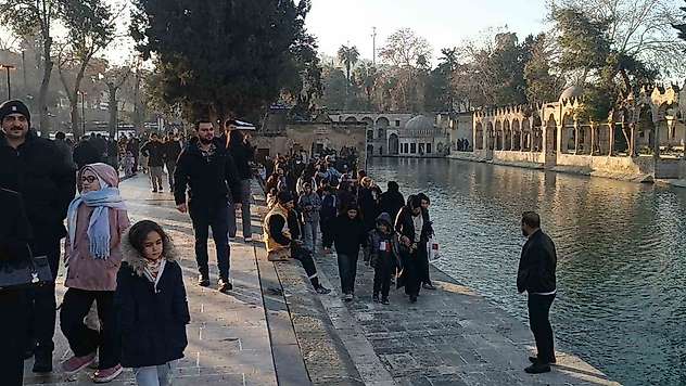 Güneşi gören soluğu Balıklıgöl'de aldı