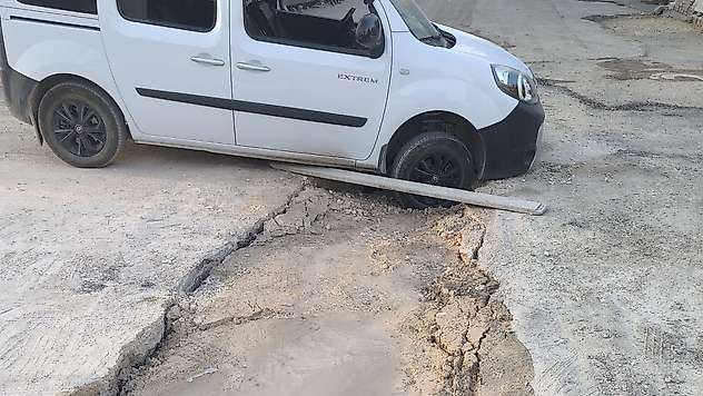 Adıyaman'da altyapı çalışmaları nedeniyle çöken yolda bir hafif ticari araç mahsur kaldı