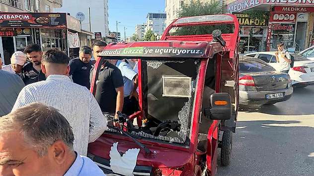 Hafif ticari araç ile elektrikli motosiklet çarpıştı: 1 yaralı