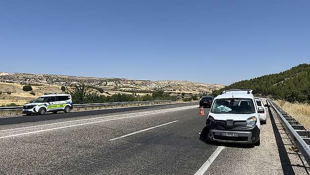 Hafif ticari araç ile otomobil çarpıştı: 5 yaralı