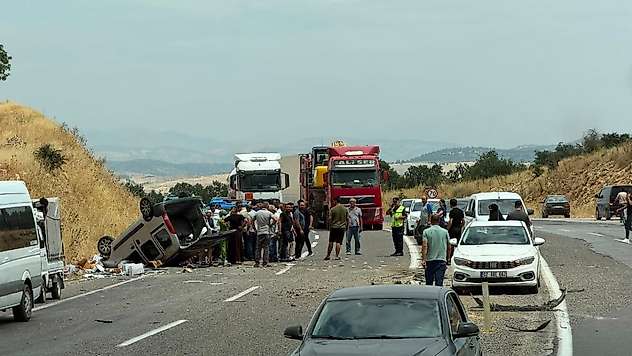 Hafif ticari araç karşı şeride geçti: 4 yaralı