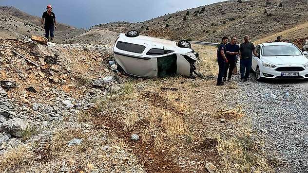 Hafif ticari araç takla attı: 6 yaralı