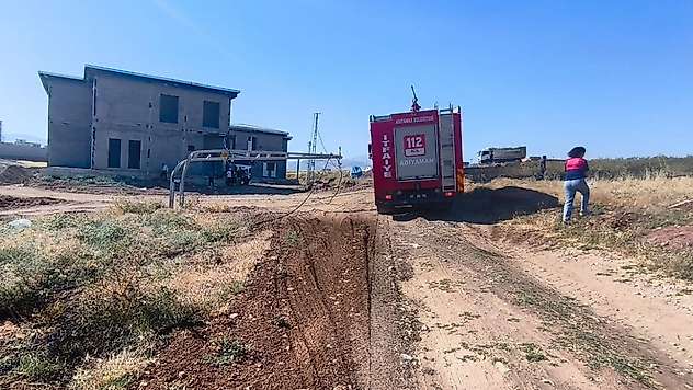 Hafriyat kamyonu elektrik tellerini kopardı