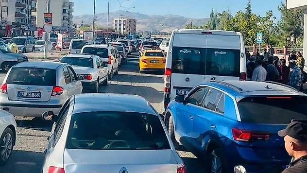 Hastanede yolundaki trafik yoğunluğu tepkilere neden oluyor