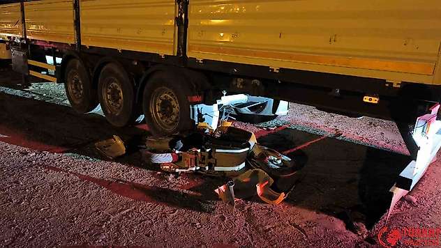 Hatay'da motosiklet ile otomobil çarpıştı: 1'i ağır 2 yaralı