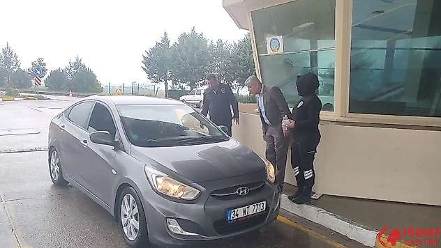 Havalimanında yolcu ve yakınları şeker ve kolonya ile karşılandı