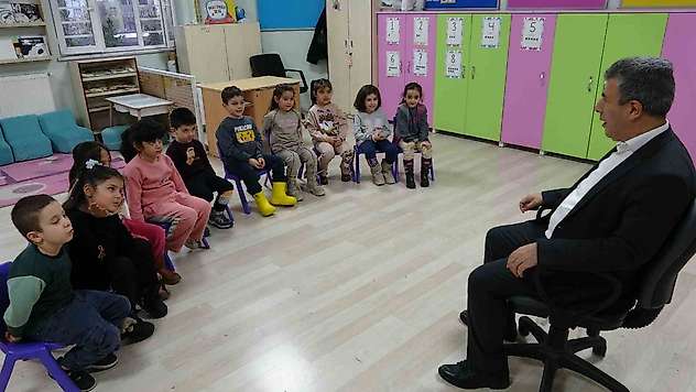 Hayatını görme engelli eşine adadı