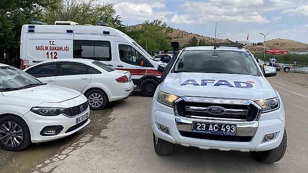 Hazar Gölü'nde gezi teknesi battı: 7 kişi kurtarıldı