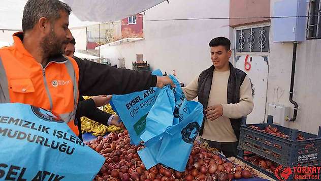 Hijyenik pazar ortamı için pazarcı esnafına çöp poşeti dağıtıldı