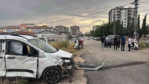 İki hafif ticari araç çarpıştı: 2 yaralı