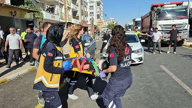 İki motosiklet çarpıştı: 3 yaralı