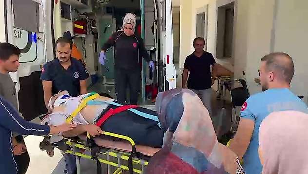 İki otomobil çarpıştı: 1'i çocuk 4 yaralı