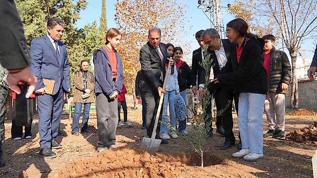 İl müdürü Tosun öğrencilerle birlikte fidanları toprakla buluşturdu