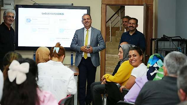 İl Müdürü Tosun, Yapay zeka kursunu ziyaret etti