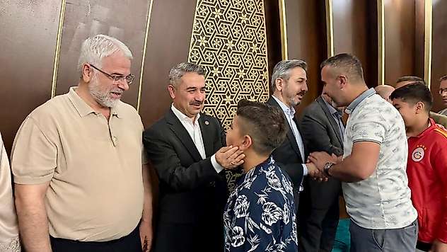 İl Protokolü namaz sonrası vatandaşlarla bayramlaştı