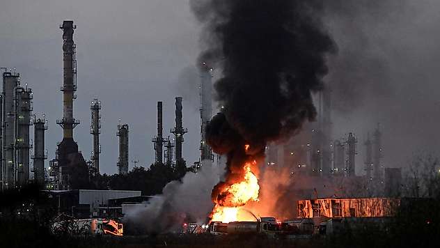 İran İsrail'in petrol rafinerisini vurdu