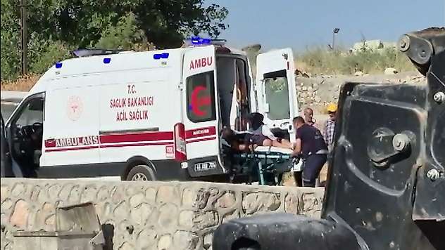 İş makinesinin camına kafasını çarpan operatör yaralandı