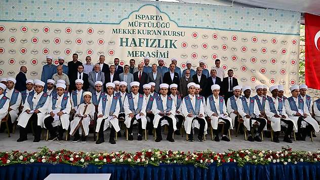 Isparta'da 44 genç hafız için icazet merasimi düzenlendi
