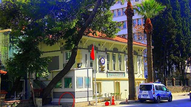 İzmir'de polis karakoluna terör saldırısı: 2 şehidimiz var