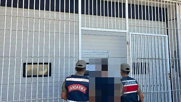 Jandarma aranan 2 şahsı yakaladı