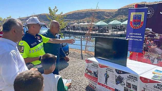 Jandarma ekipleri, trafik bilgilendirme standı açtı