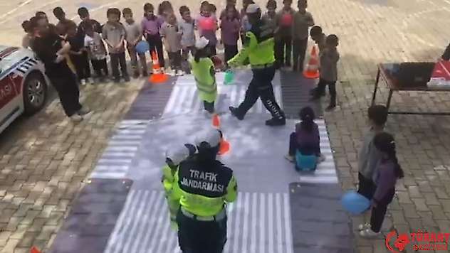 Jandarma ekiplerinden minik öğrencilere trafik eğitimi