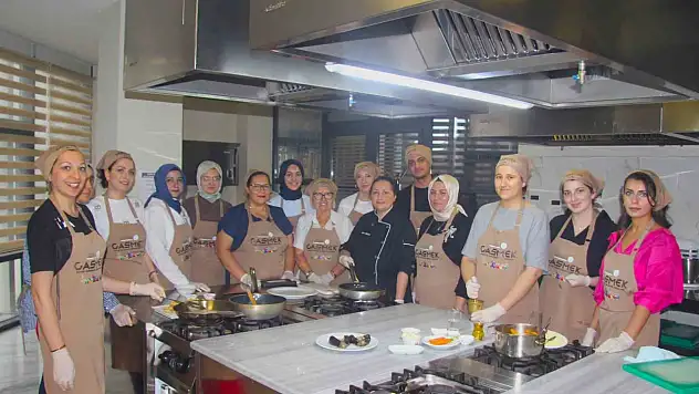 Kadınlar dünya mutfağının inceliklerini öğreniyor