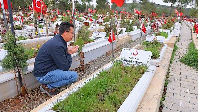 Kahramanmaraş deprem mezarlığında hüzünlü bayram