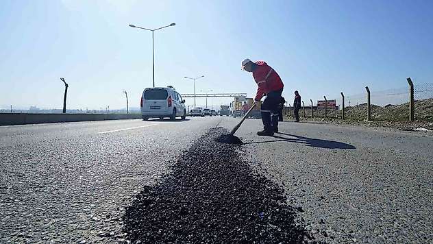 Kahramanmaraş'ta deforme olan yollar sıcak asfaltla tamir ediliyor