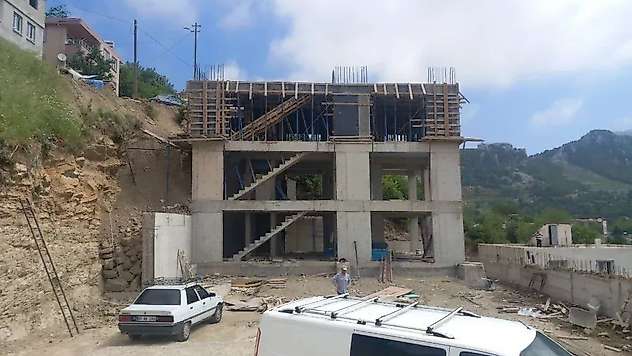 Kahramanmaraş'ta inşaattan düşen işçi ağır yaralandı