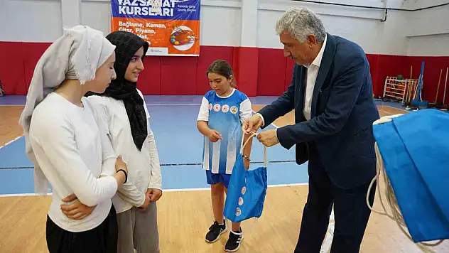 Adıyaman Kahta Belediyesi yaz spor okullarında basketbol ve voleybol heyecanı sürüyor