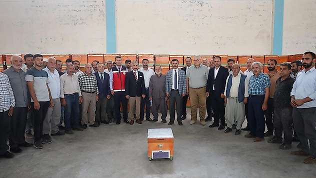 Kahta'da Arıcılara arı kovanı ve bal süzme makinası dağıtıldı